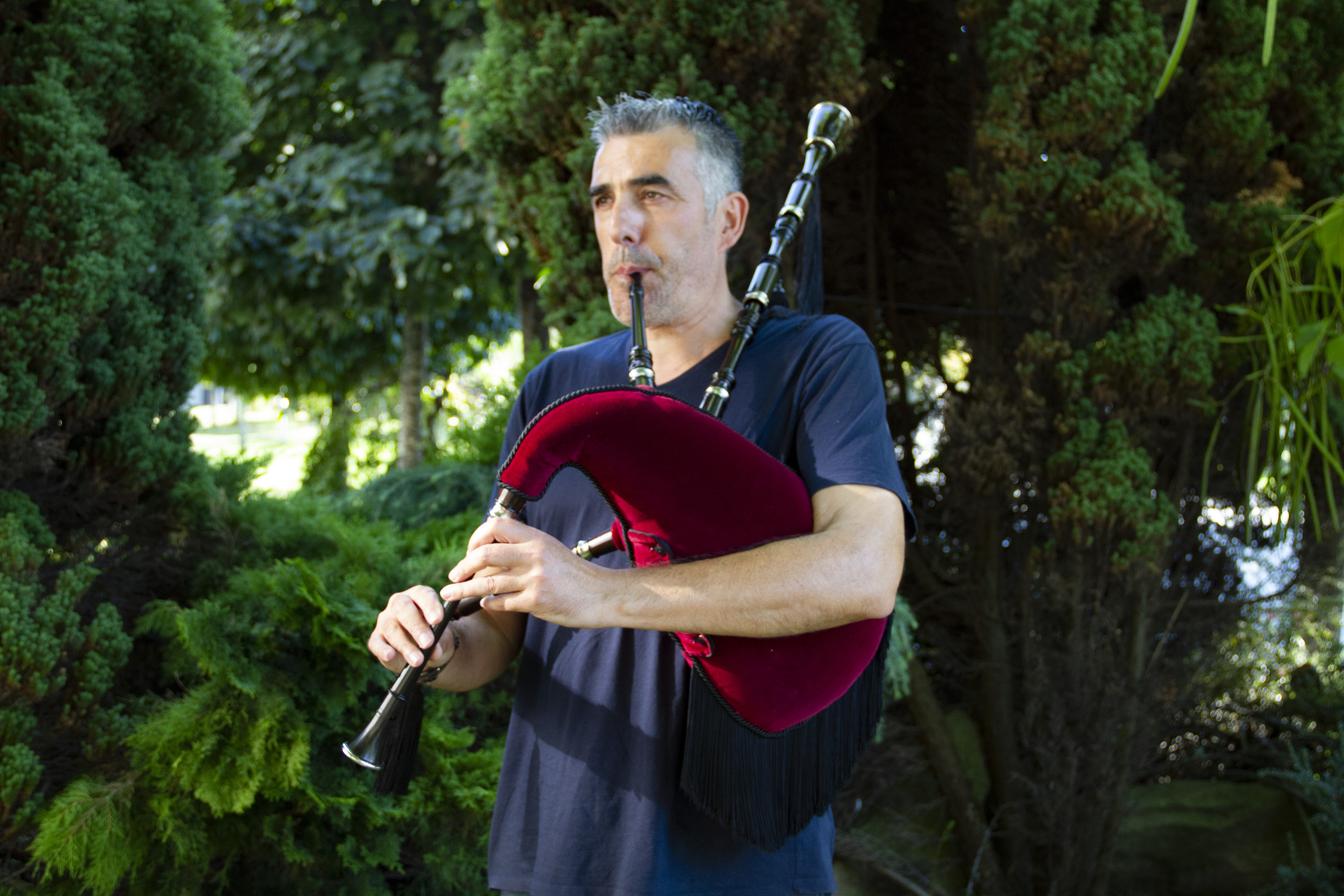 José Manuel Acha, o artista vilagarciano toca a gaita e a zanfona