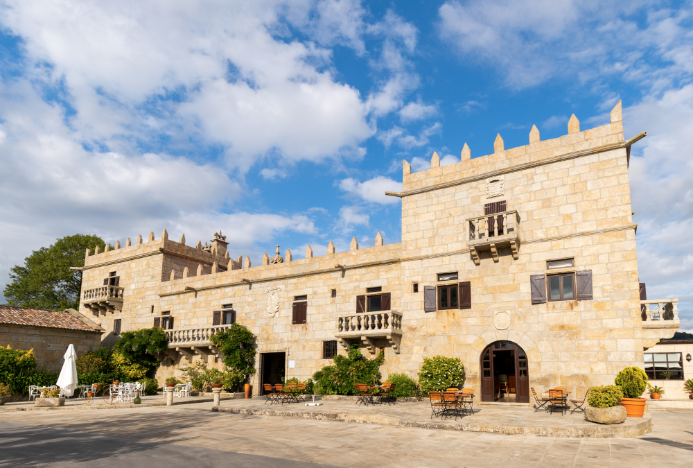Pazo del Rial, las piedras del Castillo de Lobeira